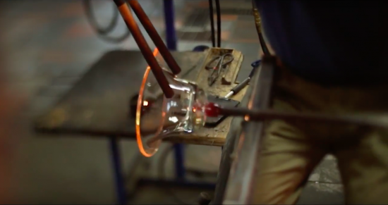 How Simon Pearce glass is hand fashioned