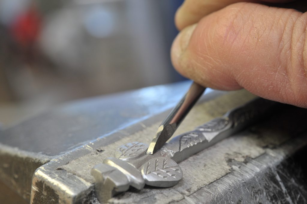 Traditional bee decoration on the spring of a Forge de Laguiole knife